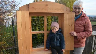 Bild: jr
Zum 13. Mal organisiert Sigrid Schwan den lebendigen Adventskalender in Konnersreuth, der am 1. Dezember startet und an Heiligabend endet. Mit ihrer zweijährigen Enkelin Hanna an einem Fenster wirbt Schwan schon für die Aktion.