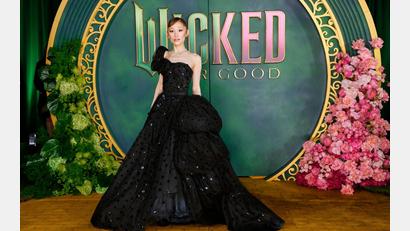 Bild: Scott A Garfitt/Invision/AP/dpa
Bei der Premiere in Singapur erlebt Ariana Grande einen Schreckmoment.(Archivbild)