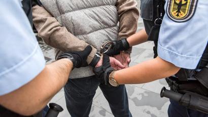 Symbolbild: Bundespolizei
Die Bundespolizei hat einen gesuchten Straftäter festgenommen.