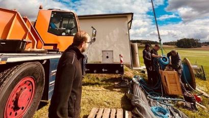 Bild: Karoline Gajeck-Scheuck
Den Einbau der neuen Brunnenpumpe IV. Maximilian Deget, stellvertretender Betriebsleiter Netze und Erzeugung, sorgt mit seinem Team dafür, dass das Wasser in Amberg immer sicher läuft.