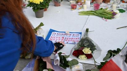 Bild: Emma Da Silva/AP/dpa
Für Frankreichs Innenminister Laurent Nuñez ist das Spiel der französischen Nationalmannschaft am zehnten Jahrestag der islamistischen Terroranschläge in Paris ein besonderes Zeichen.