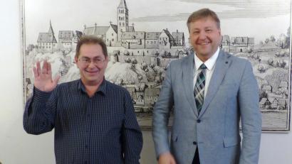 Bild: jp
Hubert Zollbrecht (links) aus Appeslohe wird von Bürgermeister Stefan Braun als Nachrücker der CSU feierlich vereidigt und auf seine Pflichten als Marktrat hingewiesen.