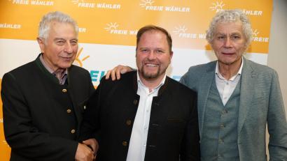 Bild: bkr
Auf die Erfahrungen der ehemaligen Landräte der Freien Wähler Karl Haberkorn (links) und Wolfgang Lippert (rechts) kann sich Hubert Schicker verlassen. Mit ihnen führte er bei der Nominierung einen langen Erfahrungsaustausch.