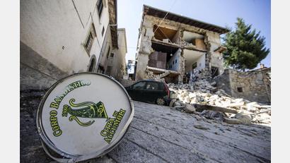 Bild: picture alliance / dpa
Insgesamt starben bei dem Erdbeben im August 2016 mindestens 299 Menschen. (Archivbild)