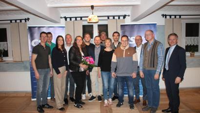 Bild: Bernhard Piegsa
Die Trabitzer CSU tritt mit zwölf Kandidatinnen und Kandidaten in den Wettstreit um die Gemeinderatsmandate ein. Für eine dritte Amtsperiode steht Bürgermeisterin Carmen Pepiuk (mit Blumenstrauß) bereit.