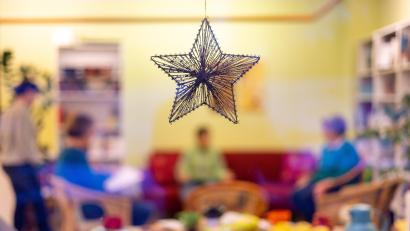 Symbolbild: Michael Reichel, dpa
Im Trauercafé in Grafenwöhr können sich Trauernde austauschen. Zudem gibt es als weitere Angebote auch Einzelgespräche und ein Trauerseminar.