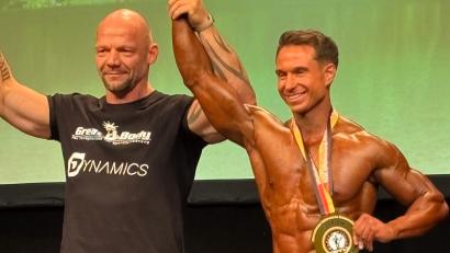 Bild: Julian Hösl
Julian Hösl (rechts) aus Hammerles wurde Süddeutscher Meister in der Bodybuilding-Klasse "Men’s Physique II".