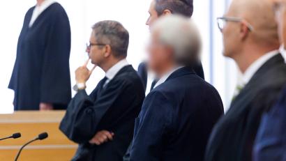 Bild: Michael Matthey/dpa
Ein weiterer größerer Prozess zur VW-Dieselaffäre hat in Braunschweig begonnen. Die Verlesung der Anklageschrift verzögerte sich aber.