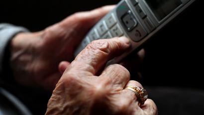 Bild: Karl-Josef Hildenbrand/dpa
Ein Betrüger überredete eine Frau in München am Telefon dazu, Goldmünzen und Bargeld zu übergeben. (Symbolbild)