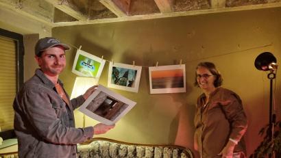 Bild: kaz
David Pressler und Doris Köhler testen, wie die Fotografien wirken, wenn sie an einem Seil hängen.
