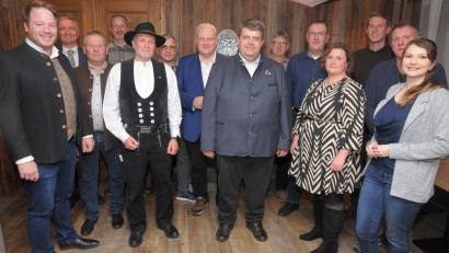 Bild: ge
Die CSU-BV-Gemeinderatsbewerber in Illschwang mit Bürgermeister-Kandidat Dieter Dehling (Mitte), links dahinter Landrat Richard Reisinger.