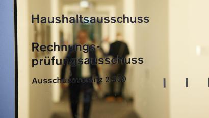 Bild: Jörg Carstensen/dpa
Im Bundestag legen die Fraktionen letzte Hand an den Etat für 2026. (Archivbild)