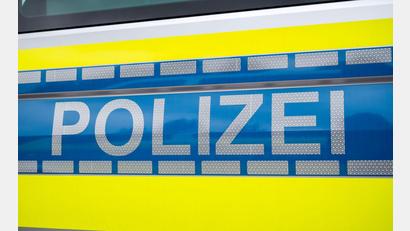 Bild: Daniel Vogl/dpa
Großeinsatz der Kriminalpolizei: Verdacht auf Besitz verbotener Dateien. (Symbolbild)