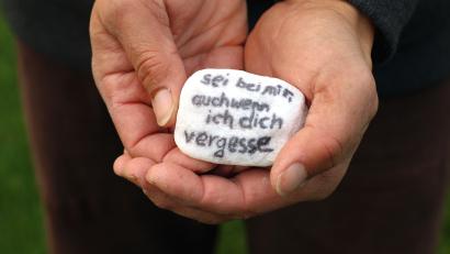 Symbolbild: Osterland – stock.adobe.com
Die Pflege eines geliebten Menschen mit Demenz ist eine Aufgabe, die Kraft, Geduld und emotionale Stärke fordert.