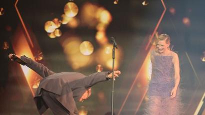 Bild: Peter Kneffel/dpa
Tiefe Verbeugung vor Preisträgerin Cate Blanchett bei der Bambi-Verleihung.