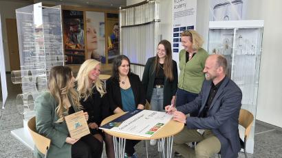 Bild: Schott AG, Stephanie Wenisch
Gute Laune und angeregte Gespräche bei der Verleihung des Preises an die Mittelschule Waldsassen am Schott-Standort in Mitterteich. Mit im Bild Schulleiterin Claudia Strobel-Dietrich (Zweite von links) und rechts Schott-Standortleiter Markus Punzmann.