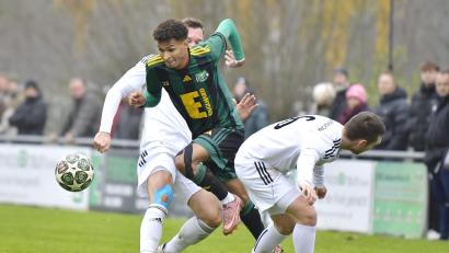 Archivbild: Hubert Ziegler
Manuel Mutove (Mitte, im Spiel gegen Weisendorf) erzielte den Ammerthaler Siegtreffer im Nachholspiel beim TSV Weißenburg.