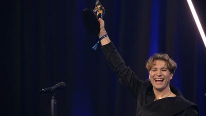 Bild: Peter Kneffel/dpa
Fionn Ferreira will die Meere von Mikroplastik befreien. Dafür wurde er mit dem Bambi in der Kategorie Unsere Erde ausgezeichnet.