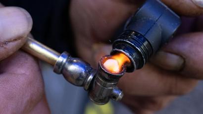 Bild: Boris Roessler/dpa
Meistens wird Crack in einer Pfeife geraucht, in seltenen Fällen wird es gespritzt. (Archivbild)