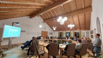 Bild: mfh
Auf der Marktgemeinderatssitzung stellte Mathias Mägerl (stehend rechts) eine mögliche Nahwärmeversorgung für Großschönbrunn vor.