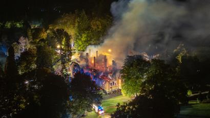 Bild: Lars Haubner/News5/dpa
Das ehemalige Jagdschloss der Familie Thurn und Taxis brannte vollständig ab. Die Hintergründe sind noch unklar. (Archivfoto)