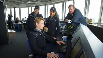 Bild: Jörg Landsberg/Radio Bremen/ARD/dpa
Zöllner Sven-Erik Dröse (Lukas Zumbrock, sitzend) kommt einer heißen Spur auf die Schliche in einer Szene aus der Folge „Geschäft mit dem Tod“ aus der Krimireihe „Der Bremerhaven-Krimi“ - hinten von links nach rechts: Elena Uhlig, Cynthia Micas, Bernd Hölscher.