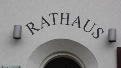 Archivbild: kro
Um den Chefsessel im Plößberger Rathaus (Bild) ist ein Vierkampf entbrannt. Einer der Kandidaten sorgt allerdings bei der CSU-Dachorganisation für Empörung.