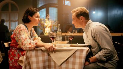 Bild: Lars Nitsch/ProU Producers United Film GmbH/dpa
Matthias Schweighöfer (r) als Felix und Verena Altenberger als Paula in einer Szene das Films.