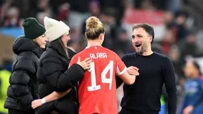 Bild: Jens Niering/dpa
Bayern-Trainer José Barcala feiert mit Torschützin Alara den Sieg über Arsenal.