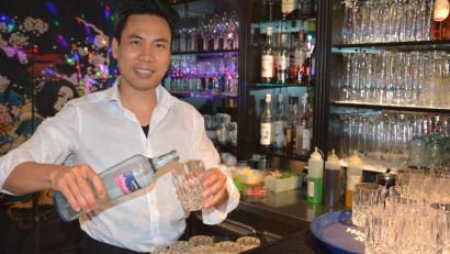 Bild: jr
Geschäftsführer Thang Long Phuong ist mit für den Ausschank zuständig.