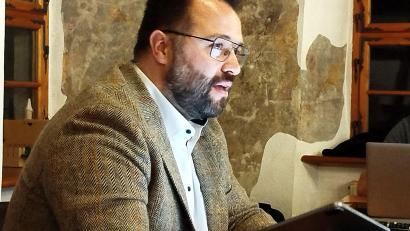 Bild: jr
Ab dem 1. Mai 2026 setzt die Marktgemeinde Falkenberg auf einen hauptamtlichen Bürgermeister. Seit sechs Jahren hat Matthias Grundler (Bild) dieses Amt inne, der sich in Falkenberg für die CSU erneut zur Wahl stellen wird.