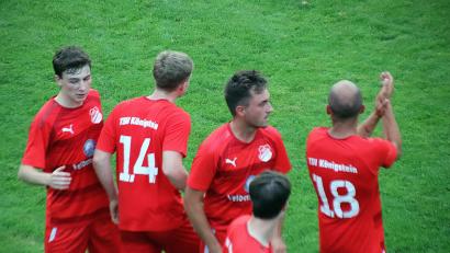 Bild: jma
Er kann sein Traumtor wohl noch nicht so recht fassen: Yannik Hutzler vom TSV Königstein (Mitte) darf am Samstagabend im ZDF-Sportstudio ran.