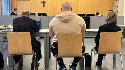 Bild: juh
Der 42-jährige Angeklagte (Mitte) muss sich vor der 1. Strafkammer am Landgericht Weiden unter anderem wegen schweren Bandendiebstahls und Einbruchdiebstahls verantworten. Am ersten Verhandlungstag gestand er die ihm zur Last gelegten Taten, bestritt jedoch, in einer Bande agiert zu haben.