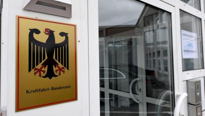 Bild: Carsten Rehder/dpa
Nach einer Genehmigung durch das KBA darf die Paderborner Firma Holon ihr Elektro-Shuttle deutschlandweit im autonomen Fahrmodus mit Sicherheitsfahrer erproben.