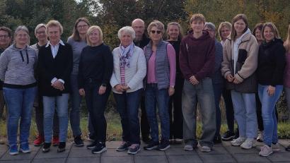 Bild: Petra Schmid
Die Absolventen des diesjährigen Gartenpflegerkurses freuen sich mit den Verantwortlichen und Vertretern des Kreisgartenamts Schwandorf.