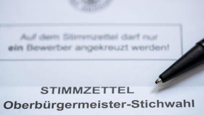 Bild: Daniel Karmann/dpa
Bis zu den nächsten Stichwahlen auf kommunaler Ebene ist es in Bayern zwar noch eine Weile hin - schon jetzt ist aber klar: Es gibt vielerorts viel zu wenige Bewerber für Stadt- und Gemeinderatsposten. Die SPD will das ändern. (Illustration)