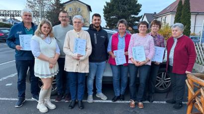 Bild: Drexler
Oberpfalz-Medien ehrt die langjährigen Zeitungsausträgerinnen und -träger mit einer Urkunde.