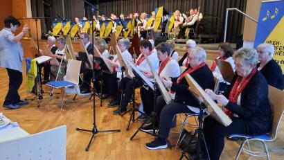 Bild: kwl
Ein musikalisches Feuerwerk entfachen das Veeh-Harfen-Orchester unter Andrea Fritsch und die Stadtkapelle unter Ramona Schulz und Karl Wildenauer beim Herbstkonzert am Neustädter Kirwa-Sonntag.