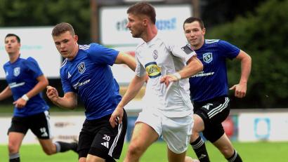 Bild: Norbert Herrmann
Im Hinspiel chancenlos: Die beiden Etzenrichter Max und Jannik (li.) Herrmann verfolgen Angreifer Marcel Müller (Mitte) von der SpVgg Landshut.