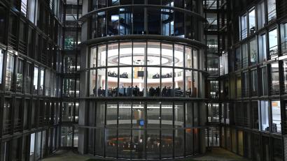 Bild: Elisa Schu/dpa
Der Ausschuss tagte bis zum Morgen.