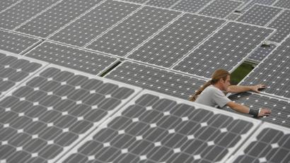 Symbolbild: Frank May/dpa
Die Krummennaaber Gemeinderäte besprachen die Aufstellung des vorhabenbezogenen Bebauungs- und Grünordnungsplans für die Freiflächen-Photovoltaikanlage „Sonnenenergie Trautenberg“.