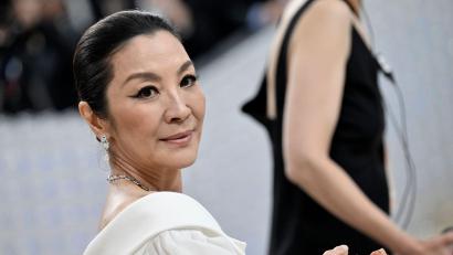 Bild: Evan Agostini/Invision/AP/dpa
Die Berlinale ehrt Michelle Yeoh mit dem Goldenen Ehrenbären. (Archivbild)