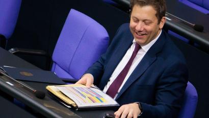 Bild: Carsten Koall/dpa
Finanzinister Lars Klingbeil (SPD) bringt bald seinen zweiten Haushalt ins Ziel.