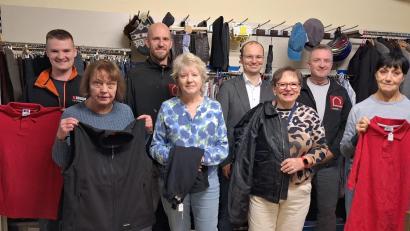 Bild: Veronika Schlosser
Das Unternehmen Gregor Bau spendete an die Caritas-Kleiderkammer. Klaus Gregor (2. Reihe, rechts) und seine Söhne Jan Gregor (2. Reihe, links) und Manuel Murr (2. Reihe, zweiter von links) überreichten die Kleidung an die ehrenamtlichen Mitarbeiterinnen und Daniel Bronold, Geschäftsführer der Caritas Weiden-Neustadt (2. reihe, zweiter von rechts).