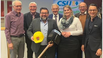 Bild: bkr
Rückenwind erhielt Thomas Kaufmann (Dritter von links) in der Nominierungsversammlung. Als "Thomas, der Baumeister von Immenreuth“ bekam er symbolisch Schaufel und Bauhelm von CSU-Ortsvorsitzendem Lothar Porst (von links), Zweitem Bürgermeister Josef Hecht, Landrat Roland Grillmeier, CSU-Digitalbeauftragter Sabrina Schmidt, Kemnaths Bürgermeister Roman Schäffler und Fraktionsvorsitzendem Bernhard Söllner überreicht.