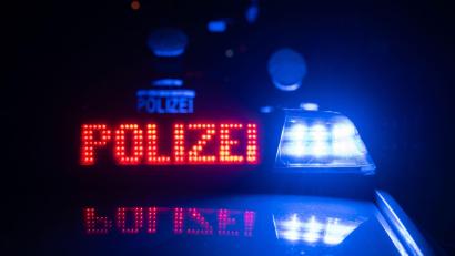 Archivbild: Marijan Murat/dpa
Ein grauer Peugeot wurde in Burglengenfeld vor einem Getränkemarkt angefahren. Die Polizei sucht den Unfallverursacher.
