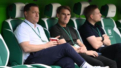 Bild: Swen Pförtner/dpa
In Wolfsburg im Gespräch: Bayern-Sportchef Christoph Freund (M.) (Archivbild)