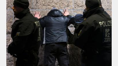 Bild: Marcus Golejewski/dpa
Die Bundespolizei kontrolliert am Hauptbahnhof in Hamburg.