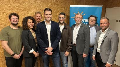 Bild: Christoph Micko/exb
Die Freien Wähler Kümmersbruck wollen mit Christoph Micko (Vierter von links) den Bürgermeistersessel erobern. Mit auf dem Bild (von links) Schriftführer Alexander Pömsl, Vorsitzende Stella Zimmer, Dominik Greiler, Landratskandidat Stefan Kroher, Generalsekretär und Kreisvorsitzender Hans Martin Grötsch, Kreiskassier Günther Frieser und Landtagsabgeordneter Bernhard Heinisch.