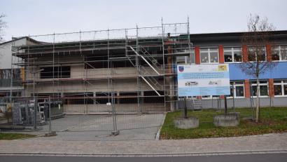 Bild: fz
Zwischen der bestehender Schule (rechts) und der Turnhalle (links) fügt sich die Erweiterung der Grundschule ein. Der Gemeinderat vergab für weitere 350.000 Euro Aufträge an Firmen.